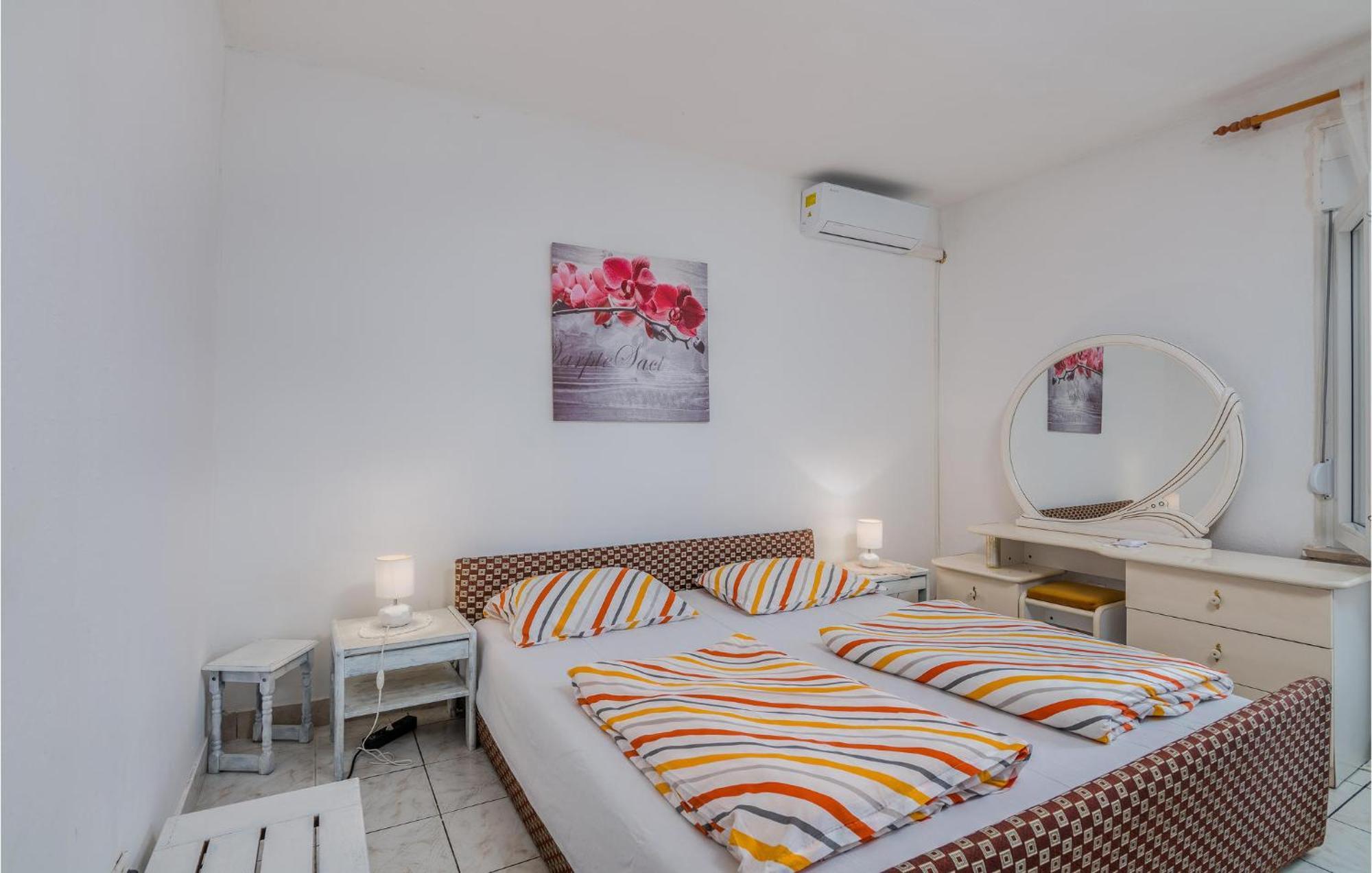 Lovely Apartment In Stara Baska 1 With Kitchen Екстериор снимка